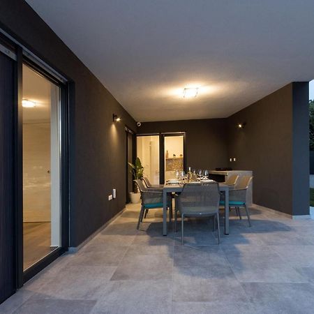Modern 3-Bedroom Villa With A Private Pool بولا المظهر الخارجي الصورة