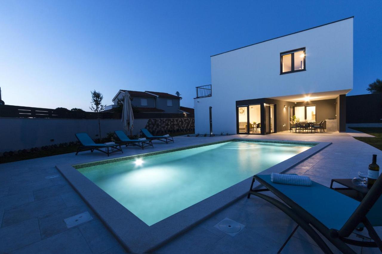 Modern 3-Bedroom Villa With A Private Pool بولا المظهر الخارجي الصورة