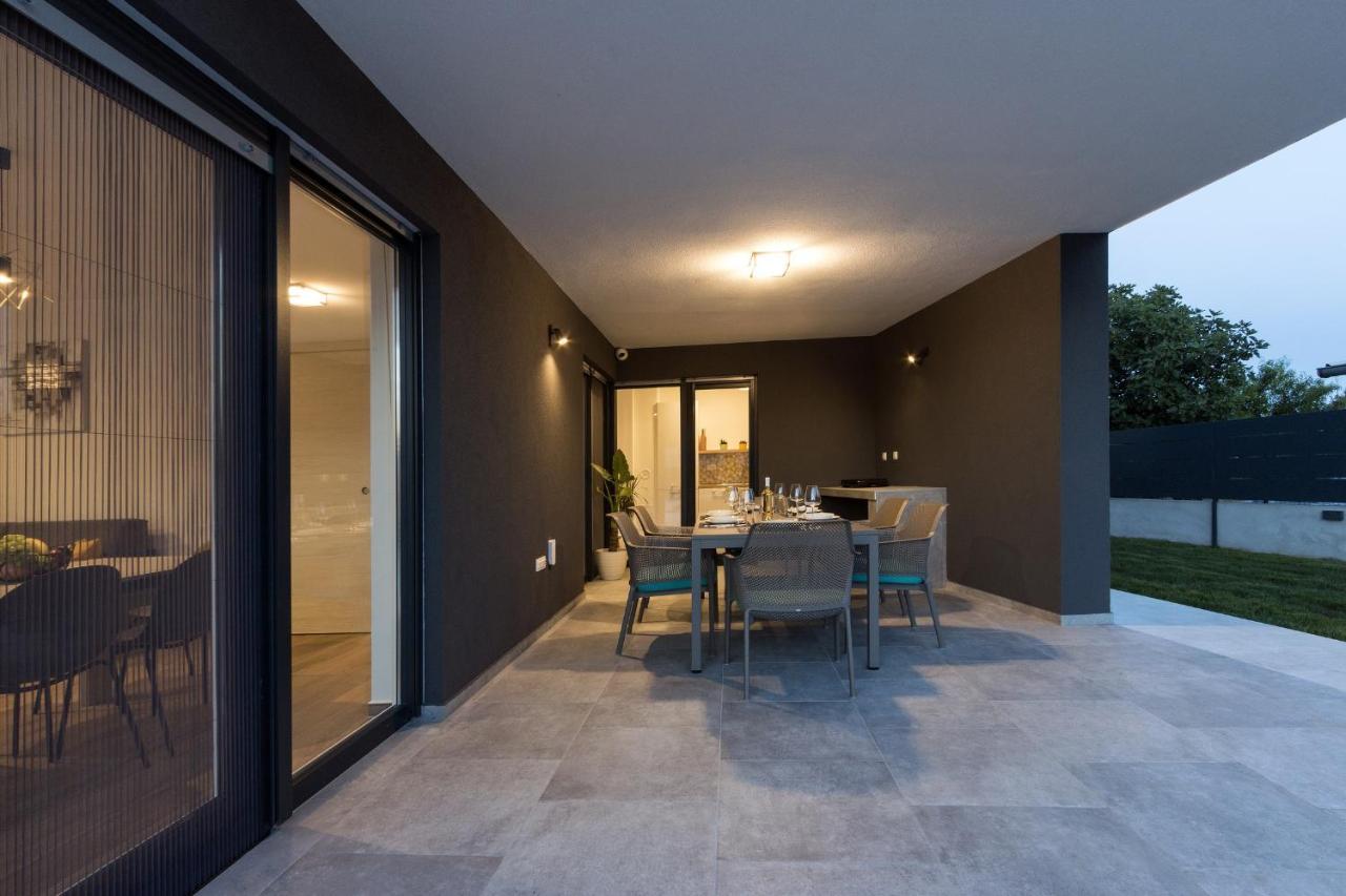 Modern 3-Bedroom Villa With A Private Pool بولا المظهر الخارجي الصورة
