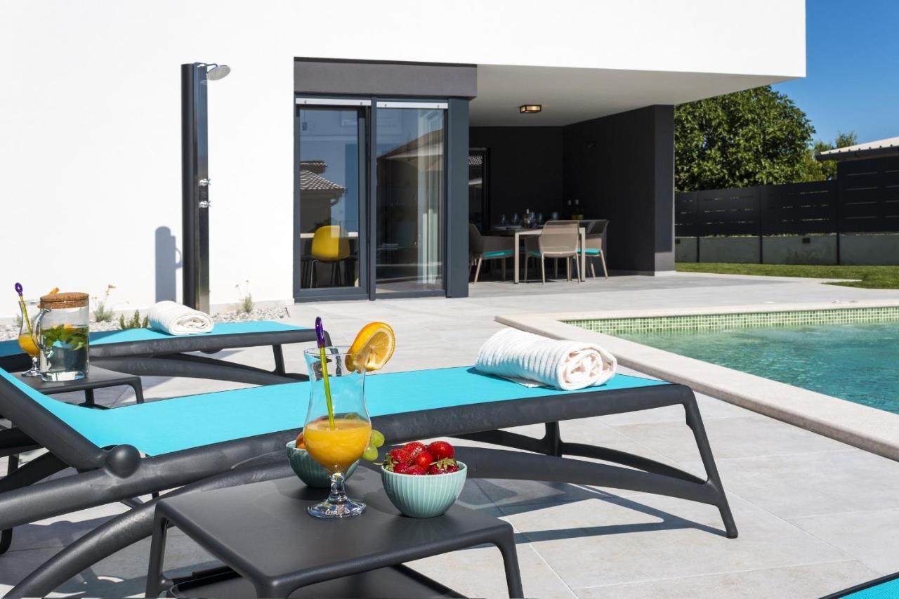 Modern 3-Bedroom Villa With A Private Pool بولا المظهر الخارجي الصورة